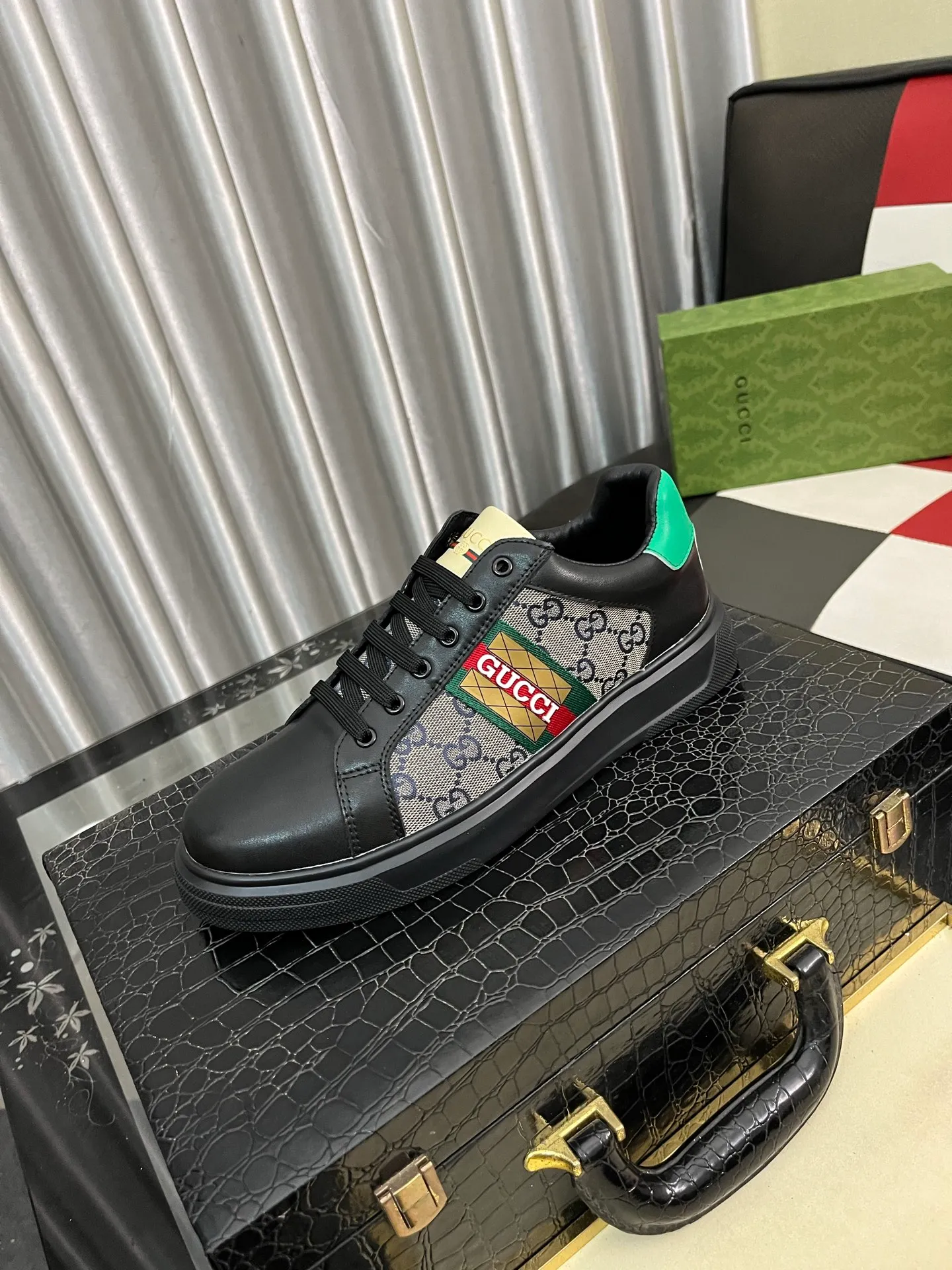Men's shoes 💰420⌚️⌚️ [Gucci·Gucci] Original quality. ~ Unique modern style sneakers. 🏃A must-have casual shoe for trendy men😍😍 Original brand imported from Italy, imported original leather, sheep lining (refuses to discolor and grind feet) Sole: Original sole provided by the original factory, French lazy style design ⚠️Fit to the feet, original quality, super comfortable original sole. Code number: 38-442️⃣Colors available